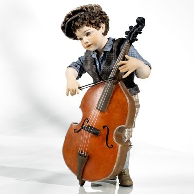Figura de porcelana mareada, niño de pie con violonchelo