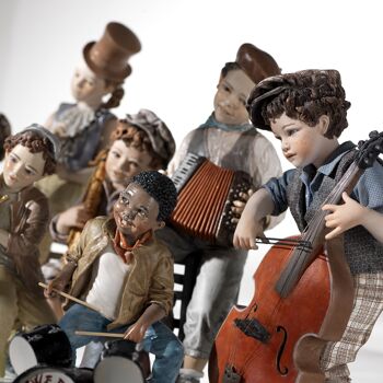 Figurine en porcelaine Dizzy, enfant debout avec violoncelle 4