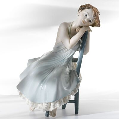 Figurine en porcelaine représentant une femme assise appuyée sur une chaise - Dolci Ricordi