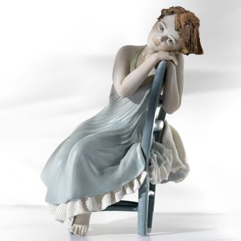 Figurine en porcelaine représentant une femme assise appuyée sur une chaise - Dolci Ricordi 2