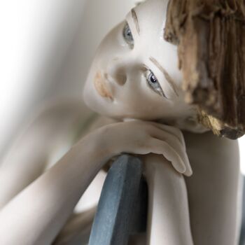 Figurine en porcelaine représentant une femme assise appuyée sur une chaise - Dolci Ricordi 3