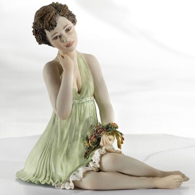 Statuina in porcellana di donna con un mazzo di fiori - Daisy