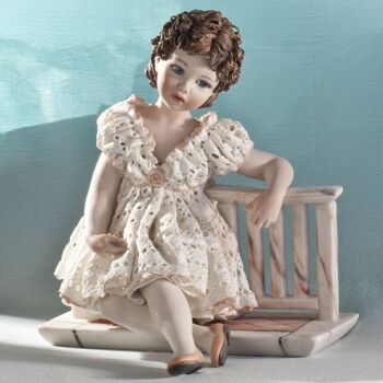 Figurine en porcelaine Tess, une jeune fille accoudée à une balustrade 1