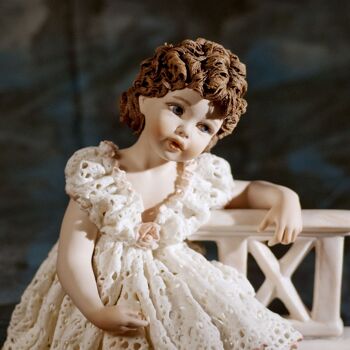 Figurine en porcelaine Tess, une jeune fille accoudée à une balustrade 2
