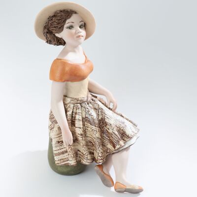 Statuina in porcellana Deborah, ragazza con cappello ispirata al cinema del '900