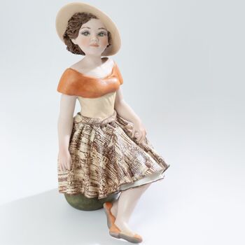 Figurine en porcelaine Deborah, fille au chapeau inspirée du cinéma du XXème siècle 2