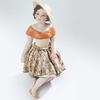 Figurine en porcelaine Deborah, fille au chapeau inspirée du cinéma du XXème siècle 3