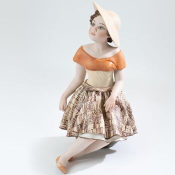 Figurine en porcelaine Deborah, fille au chapeau inspirée du cinéma du XXème siècle 4