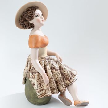 Figurine en porcelaine Deborah, fille au chapeau inspirée du cinéma du XXème siècle 5