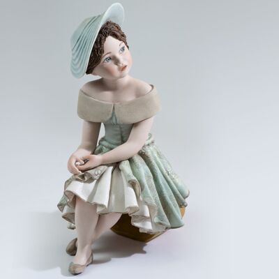 Holly-Porzellanfigur, Mädchen mit Hut, inspiriert vom Kino des 20. Jahrhunderts