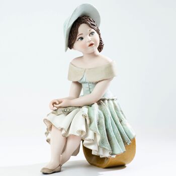 Figurine en porcelaine Holly, fille au chapeau inspirée du cinéma du XXème siècle 2