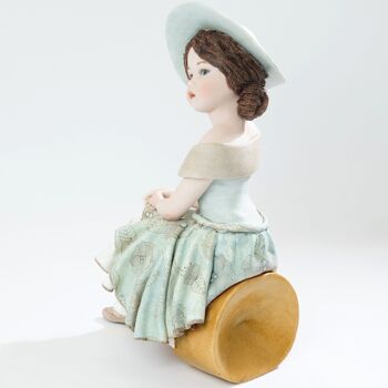 Figurine en porcelaine Holly, fille au chapeau inspirée du cinéma du XXème siècle 3