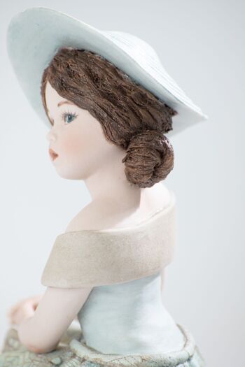 Figurine en porcelaine Holly, fille au chapeau inspirée du cinéma du XXème siècle 4