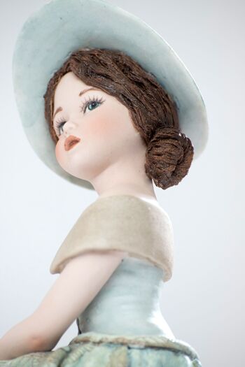 Figurine en porcelaine Holly, fille au chapeau inspirée du cinéma du XXème siècle 5