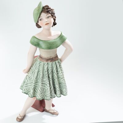 Statuina in porcellana Maggie, ragazza con cappello ispirata al cinema del '900