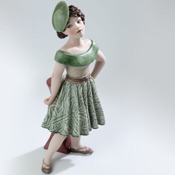 Figurine en porcelaine Maggie, fille au chapeau inspirée du cinéma du XXème siècle 2