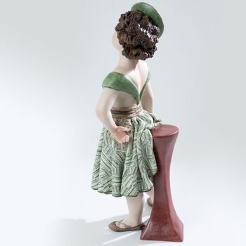 Figurine en porcelaine Maggie, fille au chapeau inspirée du cinéma du XXème siècle 3