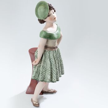 Figurine en porcelaine Maggie, fille au chapeau inspirée du cinéma du XXème siècle 4