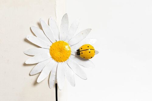 METAL DAISY YELLOW BUG ON STICK