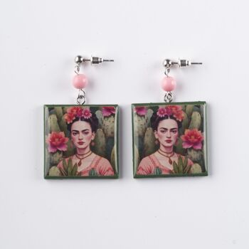 Boucles d'oreilles en bois Frida Kahlo vertes avec perle rose 1