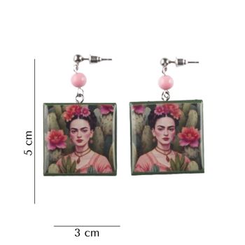 Boucles d'oreilles en bois Frida Kahlo vertes avec perle rose 3