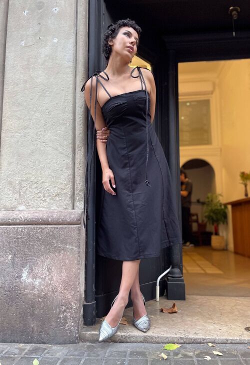 Vestido midi negro con tirante fino