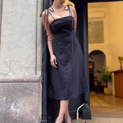 Vestido midi negro con tirante fino