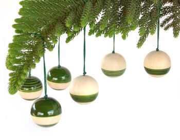 Boules de Noël en Bois Vertes - Fond à Rayures Foncées