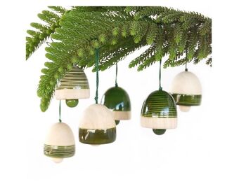 Cloches de Noël en bois vertes - Fond de couleur bloc