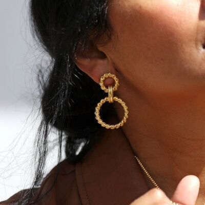 Statement-Ohrringe aus Gold mit antikem Effekt