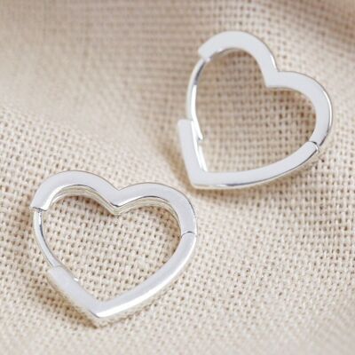 Aretes pequeños tipo argolla con forma de corazón en plata