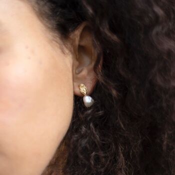 Boucles d'oreilles perles effet martelé irrégulières dorées 2