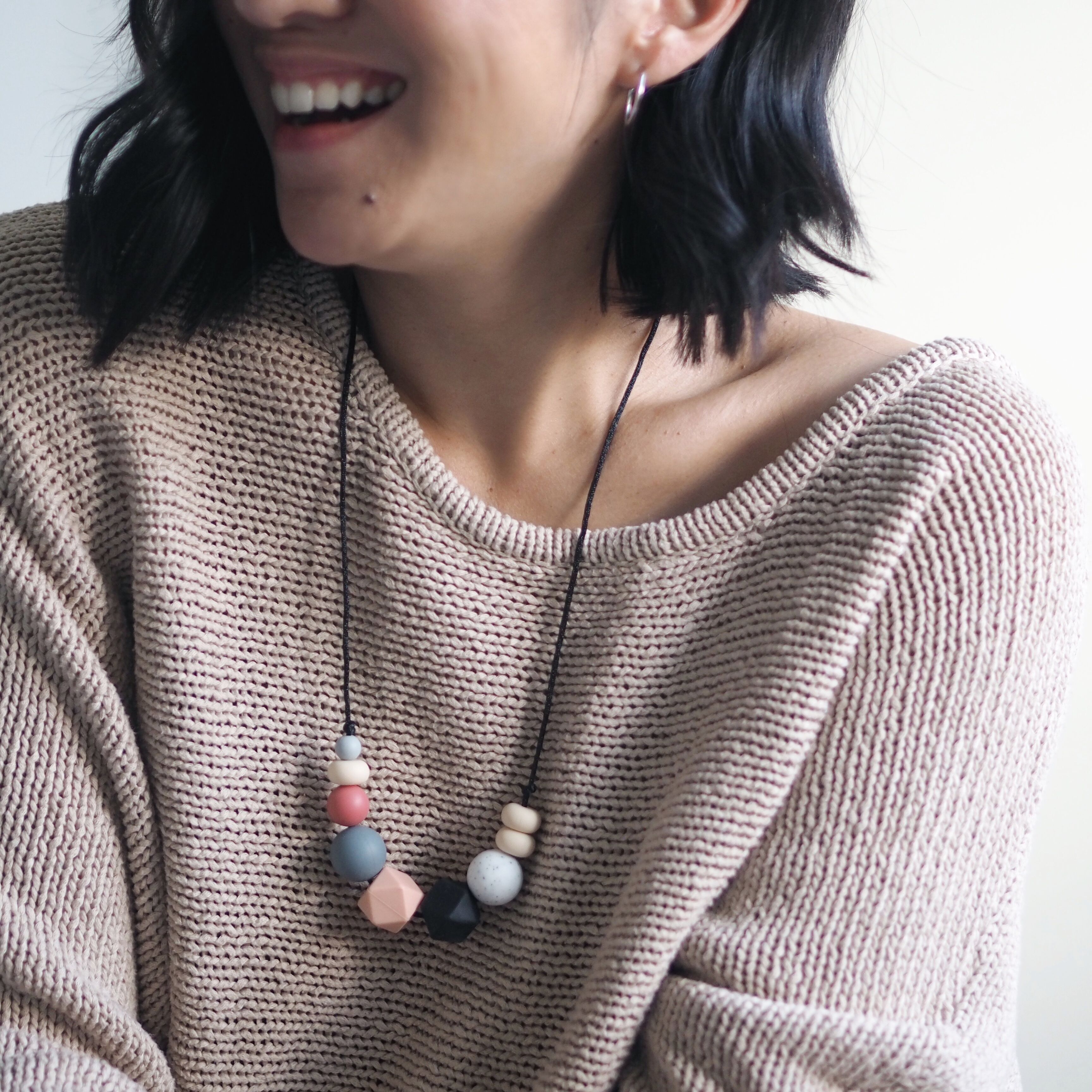 Paquete de piezas más vendidas (12 artículos): paquete de collar y brazalete de silicona