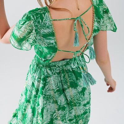 Vestido corto verde boho con estampado de flores y espalda abierta.