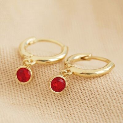 Gold Birthstone di luglio Ruby Huggies