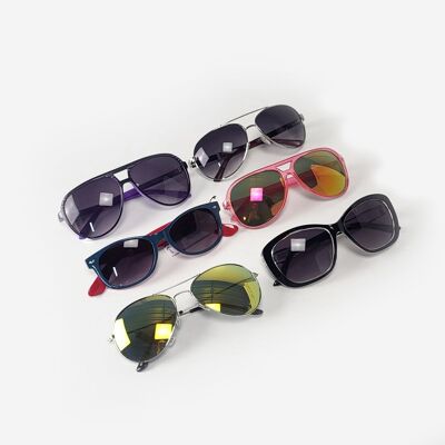 Verschiedene Sonnenbrillen für Damen und Herren – gemischte Modelle