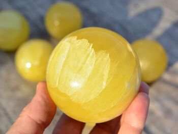 Sphère minérale de calcite citronnée (65 mm - 80 mm) 3