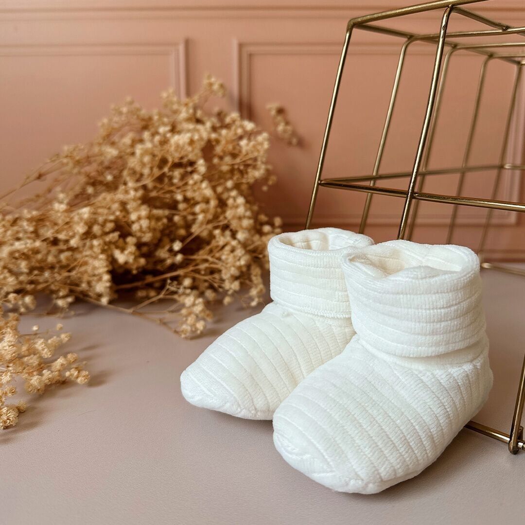 BOTINES DE NACIMIENTO DE PUNTO RIZADO CANALÉ CRUDO