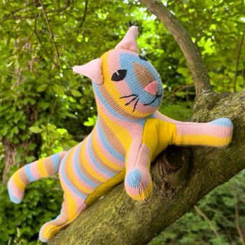 Peluche chat tricotée longue colorée 2