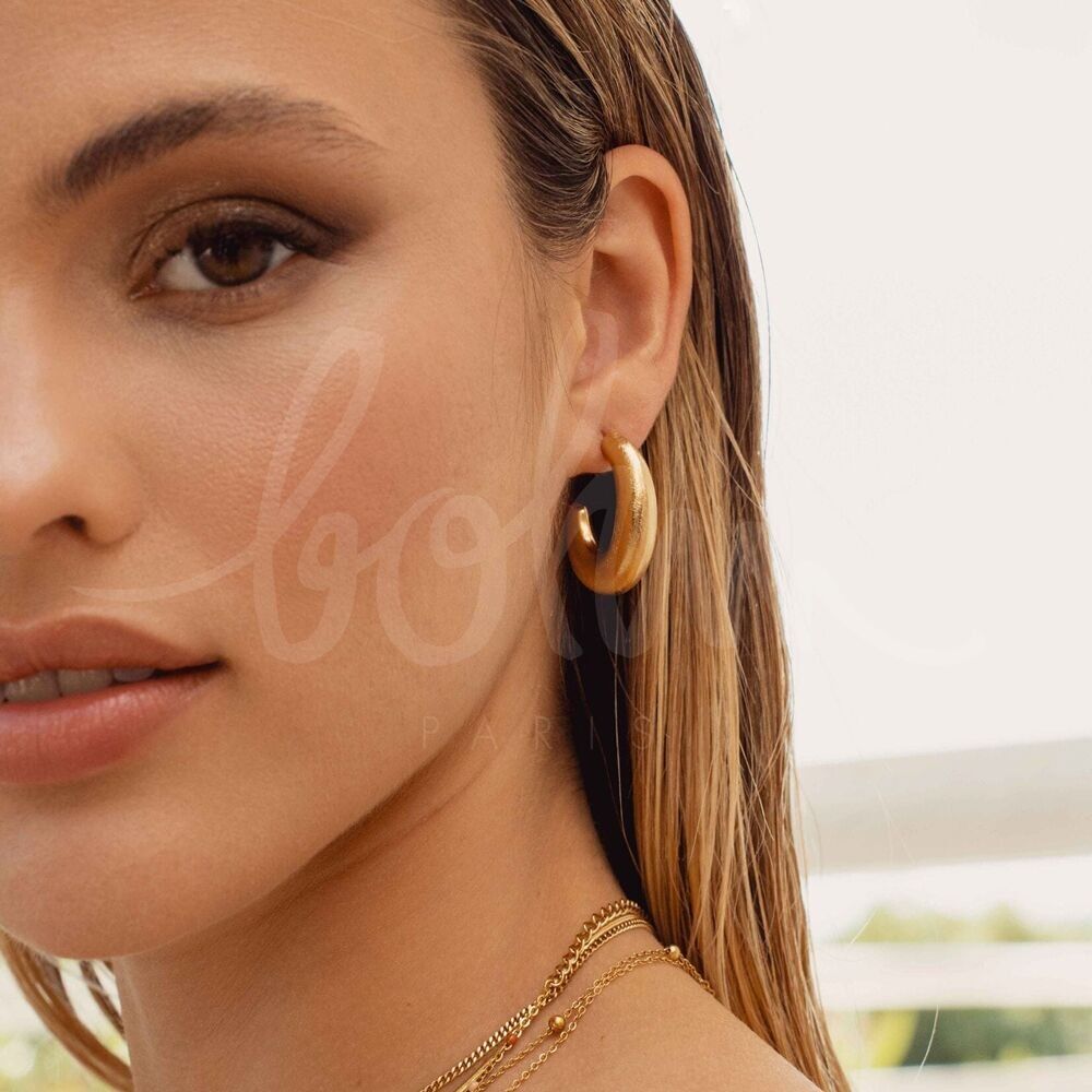 Thanya Creolen – gewölbter und gebürsteter ovaler Ring 25 x 30 mm