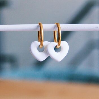 Boucle d’oreille en acier inoxydable avec cœur en céramique – blanc/or