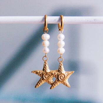 Boucles d'oreilles créoles en acier inoxydable avec étoiles de mer et perles – doré 1