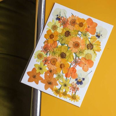 Gelber Beutel mit gepressten Blumen