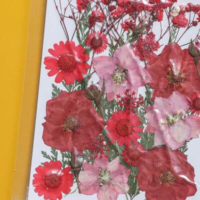Beutel mit roten gepressten Blumen