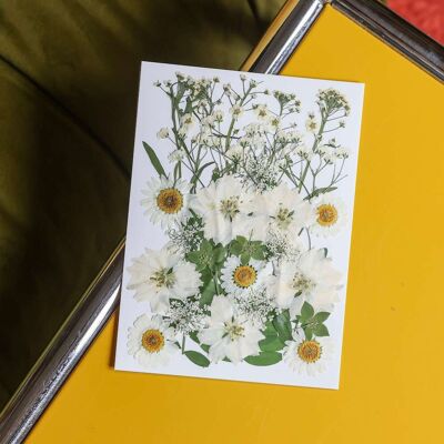 Grün-weißer Beutel mit gepressten Blumen