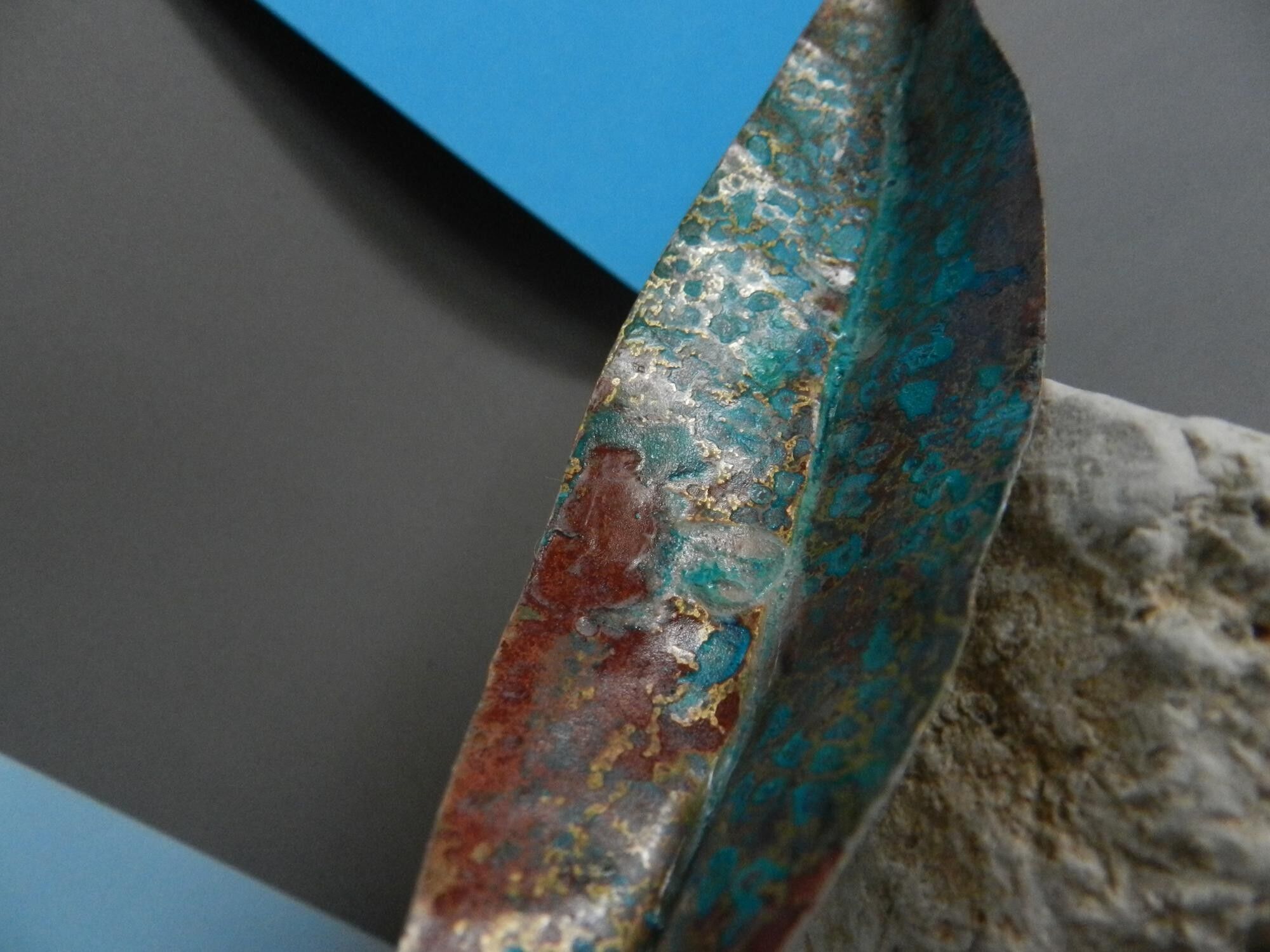 Spilla in eucalipto in ottone con patina