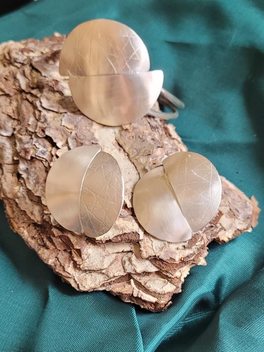 Redes Knopfohrringe, gefertigt aus 950er Silber