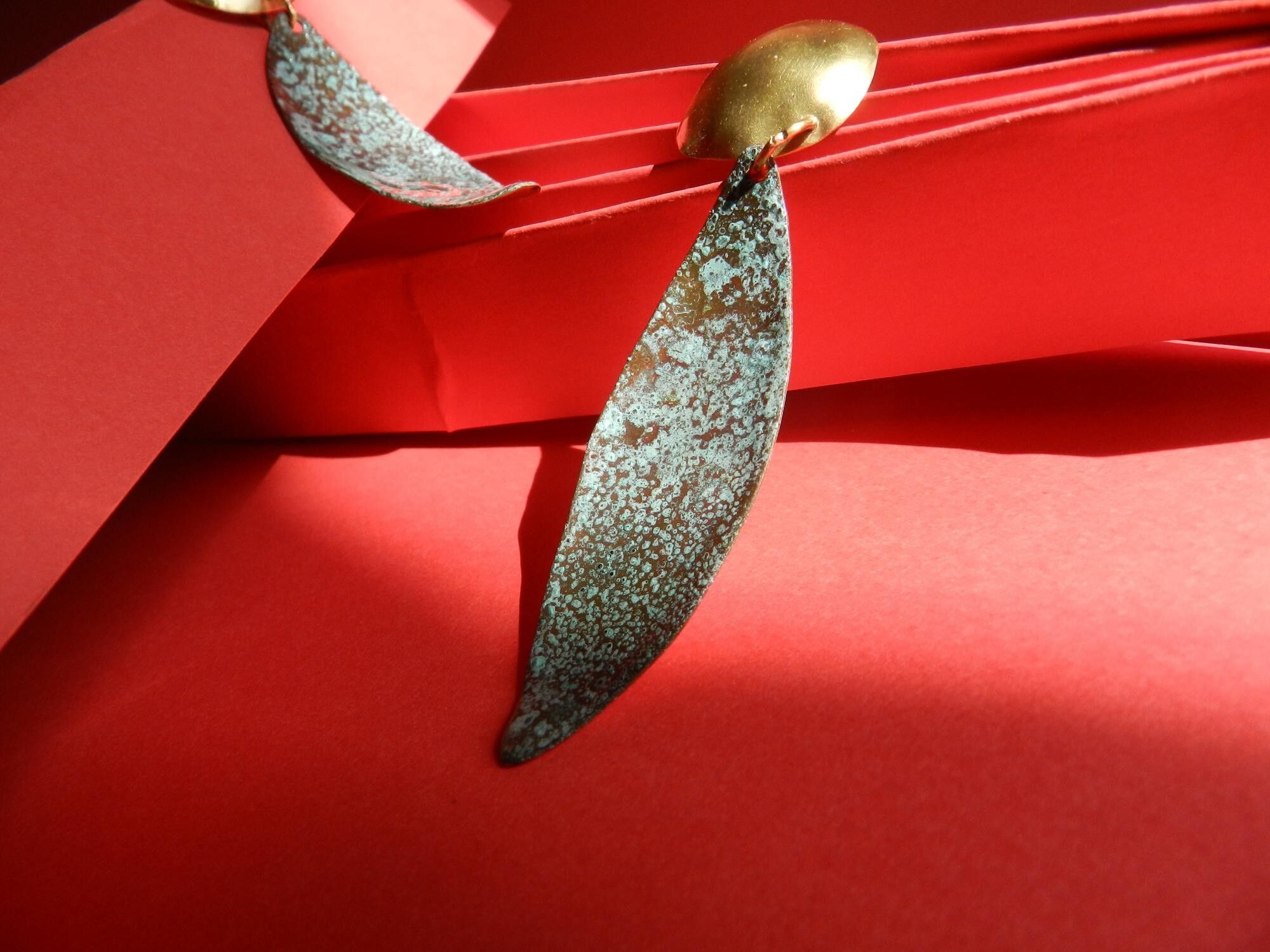 Orecchini pendenti, in ottone con patina