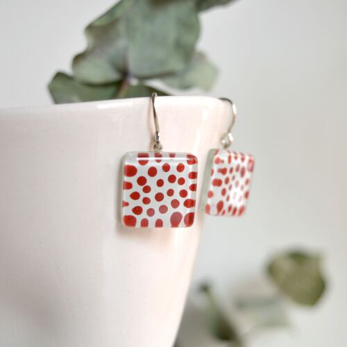 Pendientes Polka Dot únicos con lunares rojos hechos con vidrio y plata de ley