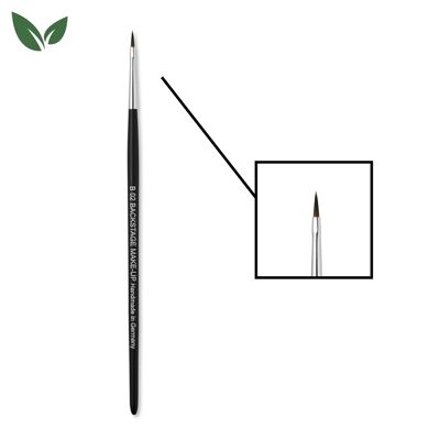 B02 - Eyeliner, a forma di lingua di gatto